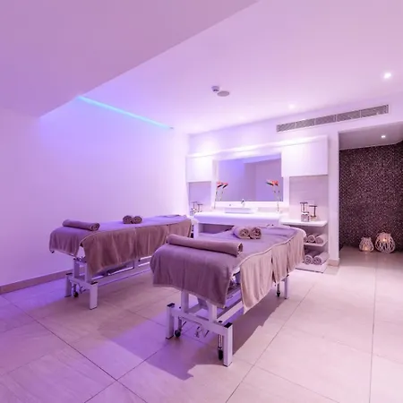 استيرياس بيتش أيا نابا